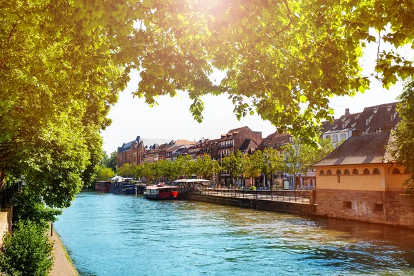 在阳光明媚的日子里 法国斯特拉斯堡 在它的河岸上 可以看到河运河的美丽景色和可爱的房屋 — 图库照片