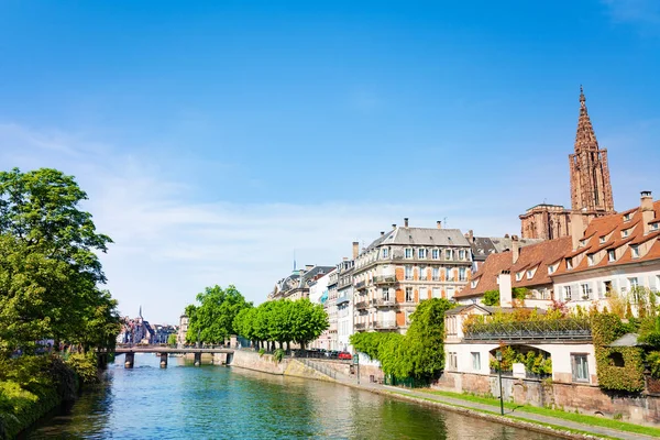 Beautiful View Ill River Embankment Notre Dame Strasbourg Cathedral Spring — Stock Photo, Image