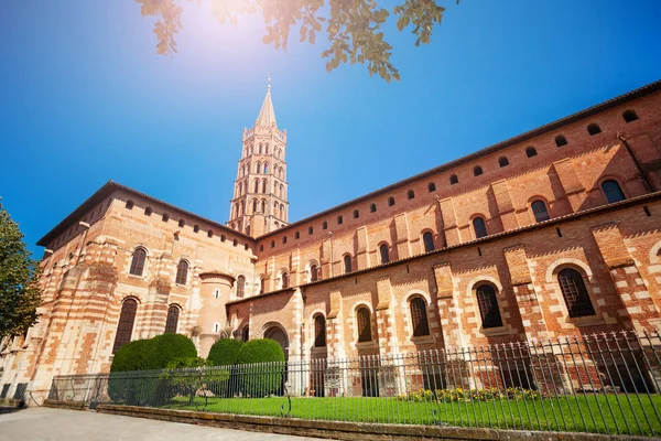 Pohled Úhlu Nízkým Baziliky Saint Sernin Proti Modré Obloze Pozadí — Stock fotografie