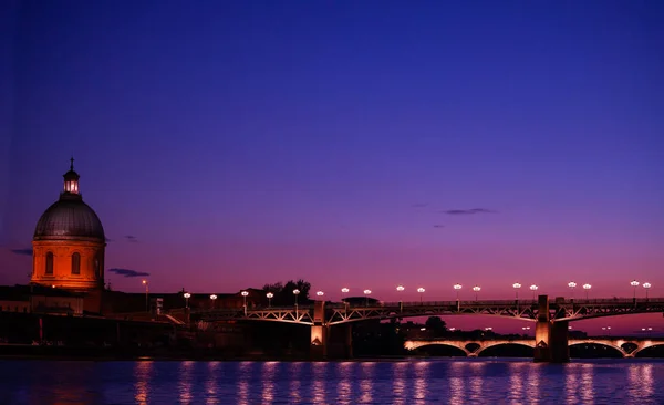 Ночной Вид Реку Гаронн Освещенным Мостом Сен Пьер Ведущим Шапель — стоковое фото