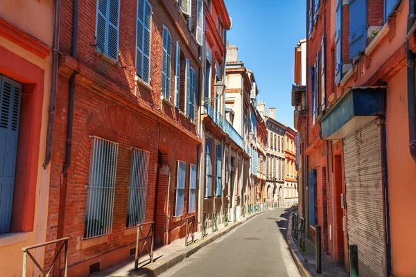 ツールーズ フランスの狭い通りの伝統的なれんが造りの家 — ストック写真