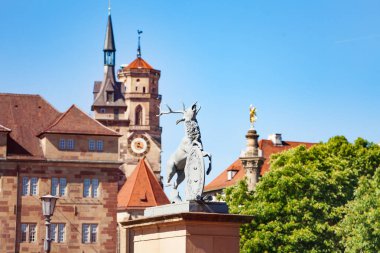 Stuttgart Schlossplatz geyik heykel New Castle Almanya'da ana girişinin önünde ile kare güzel görünümü