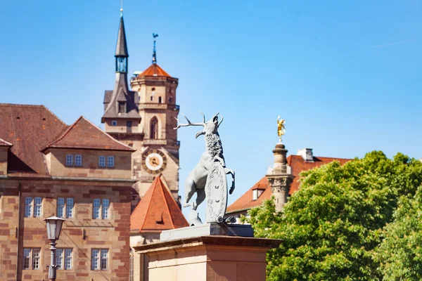 德国新堡正门前的斯图加特 Schlossplatz 广场美丽景色 并配有鹿雕塑 — 图库照片