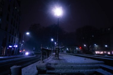 Lamba sonrası Paris karla kaplı sokaklar karanlık gökyüzü arka plan üzerinde aydınlatıcı