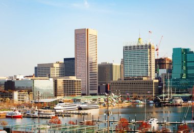 Inner Harbor marina ve Baltimore manzarası gökdelenler güneşli gün, ABD ile