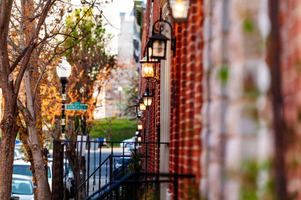 Rote Backsteinhäuser Mit Lampen Den Wänden Den Straßen Von Baltimore — Stockfoto