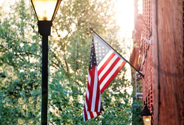 美国马里兰州巴尔的摩街红砖房子上的美国国旗 — 图库照片