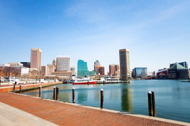 Panoramik Baltimore Inner Harbor marina ve gökdelenler mavi gökyüzü, Md, ABD