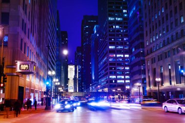 Chicago karayolu Bitirim ağır trafik, gece, Illinois, ABD ile görünümünü