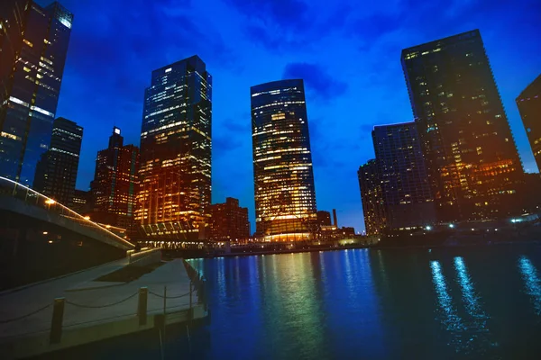 Verlichte Wolkenkrabbers Van Chicago Downtown Tegen Donkere Hemel Illinois Usa — Stockfoto
