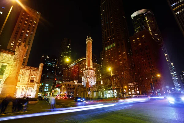 야경의 조명된 시카고 탑에서 미시간 애비뉴 — 스톡 사진