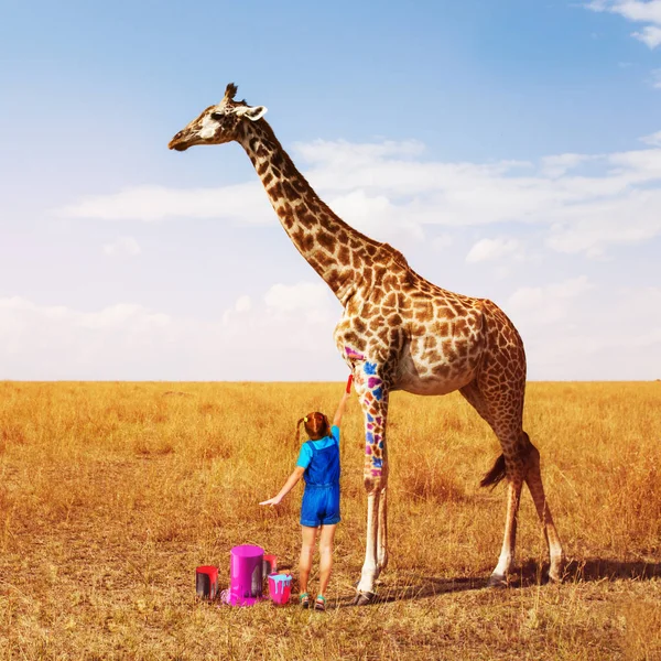 Kleine Meisje Schilderij Afrikaanse Giraf Verschillende Kleuren Dromen Concept — Stockfoto