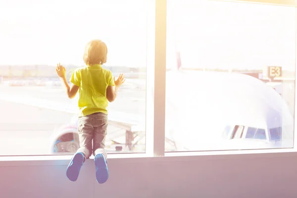 Back View Little Boy Looking Aircrafts Window Airport Departure Terminal — Stock Photo, Image