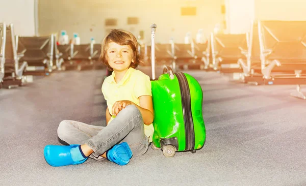 Glücklicher Junge Sitzt Allein Abflugterminal Während Auf Seinen Flug Wartet — Stockfoto