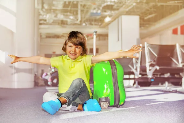 Portrait Happy Caucasian Boy Sitting Floor His Hands Wings Airport — Stock Photo, Image