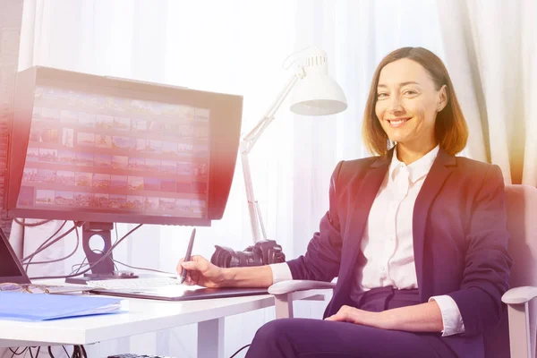 Retrato Mujer Mediana Edad Que Trabaja Con Editor Imágenes Utilizando — Foto de Stock