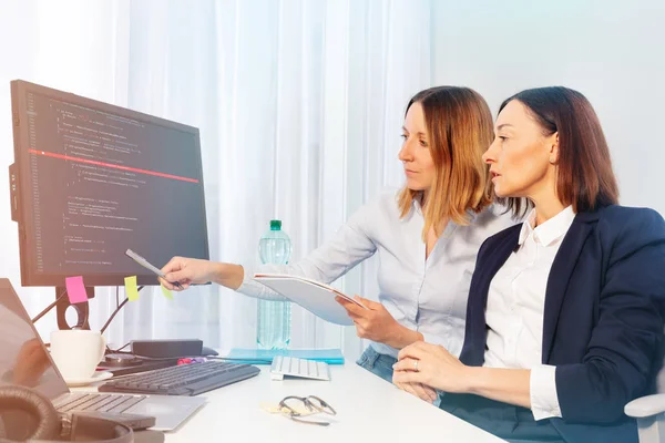 Retrato Vista Lateral Dos Empresarias Que Trabajan Con Computadora Oficina — Foto de Stock