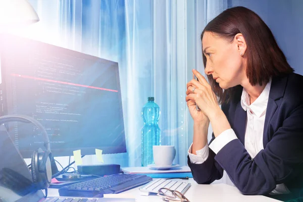 Side View Portrait Businesswoman Looking Screen Computer While Sitting Desk — Stock Photo, Image