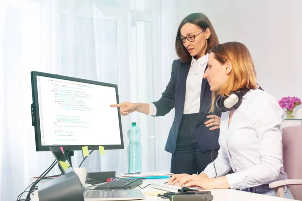 Ejecutiva Femenina Discutiendo Asuntos Trabajo Cotidiano Con Asistente Oficina — Foto de Stock