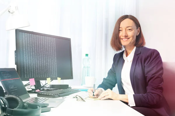 Retrato Una Mujer Negocios Tomando Notas Con Bolígrafo Sentada Escritorio — Foto de Stock