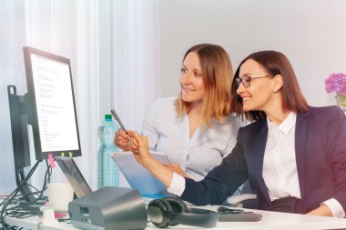 Bilgisayarla çalışma ve ofiste toplantı sırasında notlar yapma iki iş kadın portresi