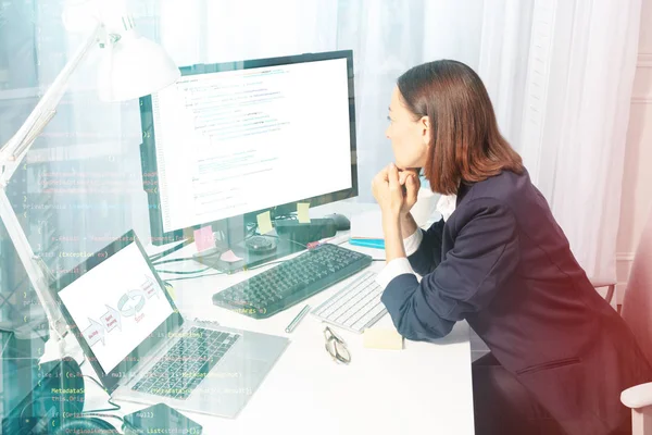 Πορτραίτο Γυναίκας Στο Επαγγελματικό Κοστούμι Κοιτάζοντας Την Οθόνη Του Υπολογιστή — Φωτογραφία Αρχείου