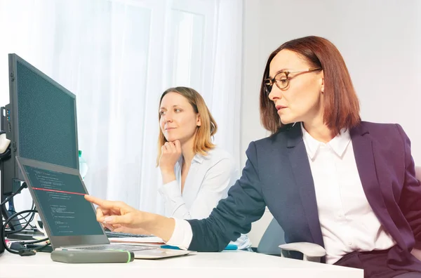 Retrato Dos Empresarias Trabajando Juntas Escritorio Oficina — Foto de Stock