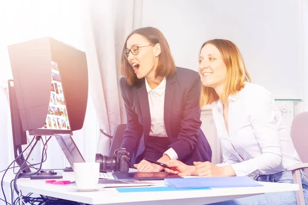 Πορτρέτο Του Ευτυχισμένο Γέλιο Γυναίκες Επαγγελματίες Εργασία Τον Υπολογιστή Στο — Φωτογραφία Αρχείου