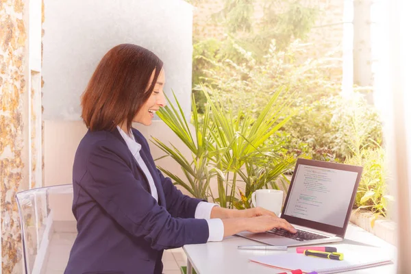 Retrato Vista Lateral Mujer Negocios Que Trabaja Con Ordenador Portátil — Foto de Stock