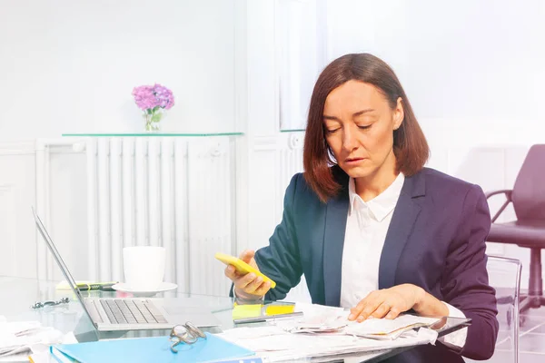 Retrato Una Mujer Negocios Usando Una Computadora Portátil Teléfono Inteligente — Foto de Stock