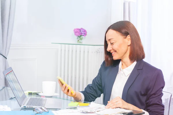 Yan Görünümü Mutlu Yetişkin Kadını Ofiste Evrak Yaparken Cep Telefonu — Stok fotoğraf