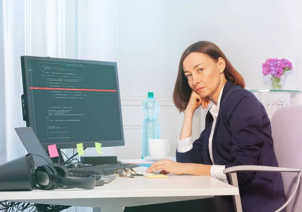 Retrato Meia Idade Mulher Negócios Triste Trabalhando Computador Escritório — Fotografia de Stock