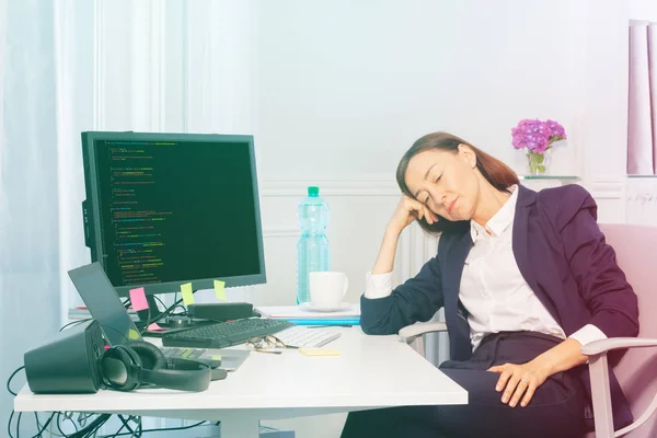 Retrato Cabeça Mulher Descansando Sua Mão Sentada Frente Computador Escritório — Fotografia de Stock