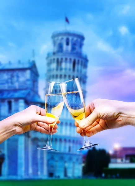 Pisa italien turm mit gläsern champagner — Stockfoto