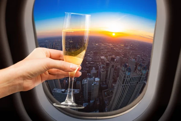 Bicchiere di vino e Chicago vista dal finestrino dell'aereo — Foto Stock