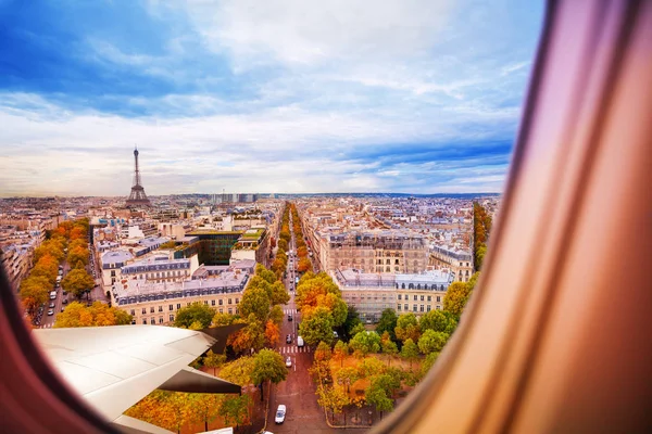 Paryż Francja i Eiffel wieża z okna samolotu — Zdjęcie stockowe