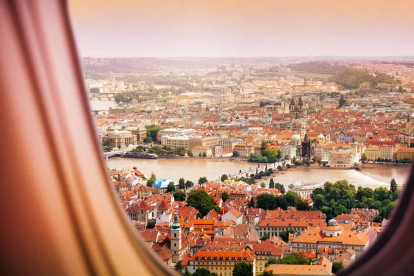 从飞机窗口看布拉格捷克城镇 — 图库照片