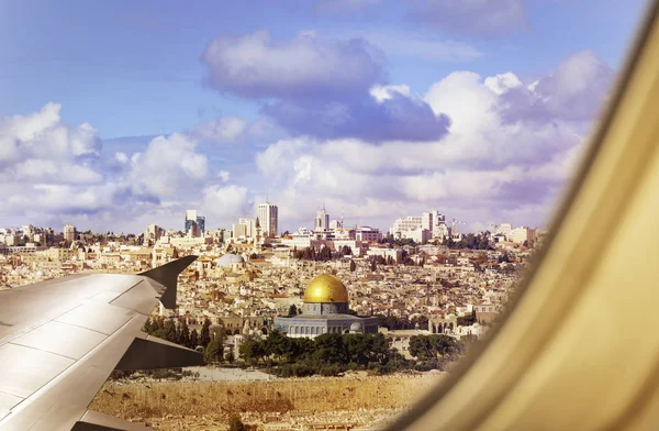 Izrael-Jeruzsálem városra repülőgép ablakból — Stock Fotó
