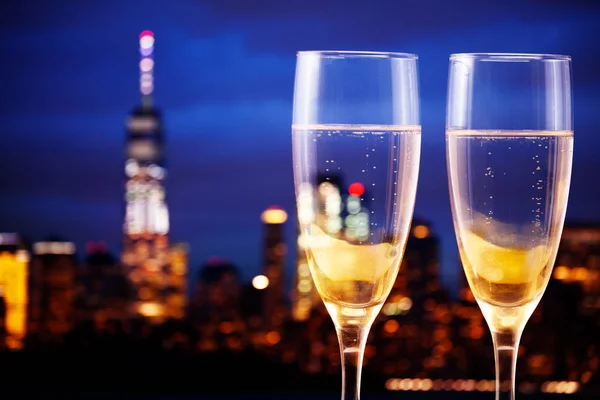 Нью-Йорк night panorama і келихи шампанського — стокове фото