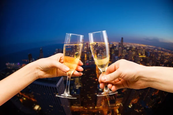 Ocupada ciudad nocturna con copas de champán — Foto de Stock