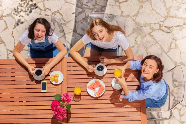 Happy family having breakfast at street cafe — Stock Photo, Image