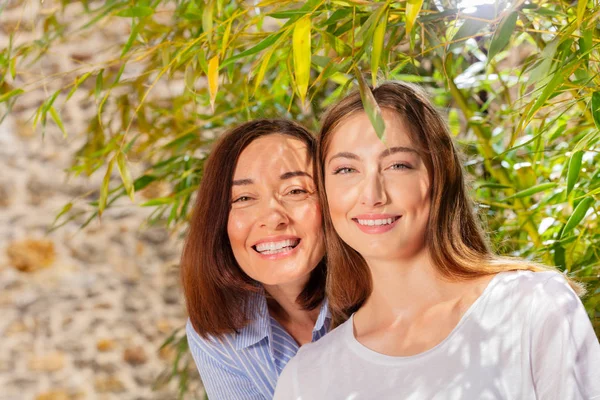 Portret van gelukkige moeder en haar volwassen dochter — Stockfoto