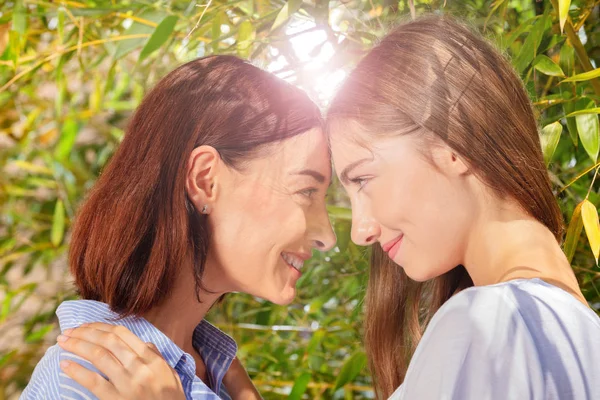 Mum and daughter face-to-face looking each other — Stock Photo, Image