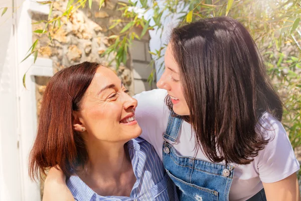 Feliz adolescente abrazando a su madre —  Fotos de Stock