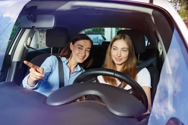 Adolescente aprendendo a dirigir com sua mãe — Fotografia de Stock