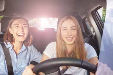Kız ve annesi araba yolculuğu sırasında eğlenmek
