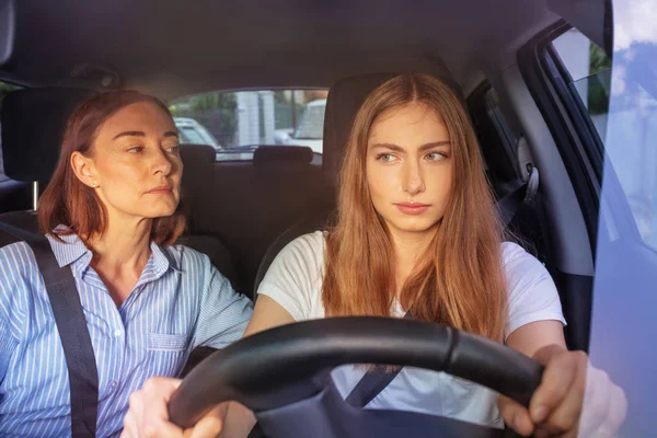 Ragazza adolescente durante la lezione di guida in auto — Foto Stock