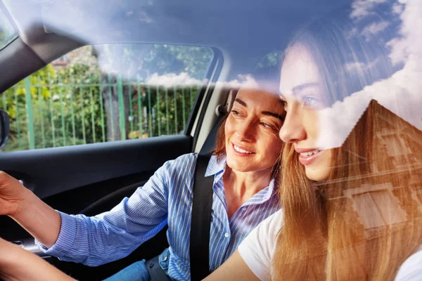 Ritratto di giovane ragazza che guida auto con sua madre — Foto Stock