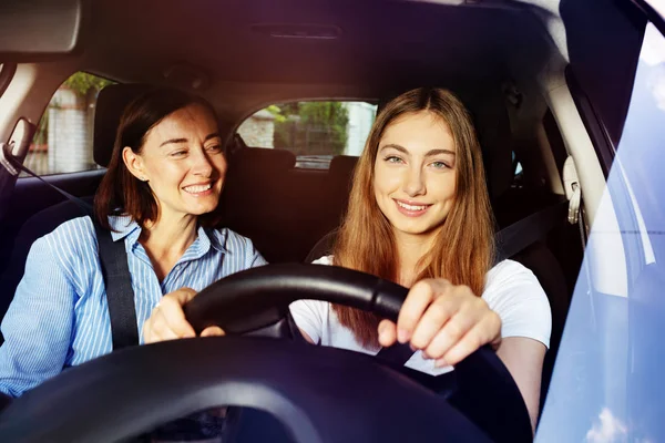 Gelukkig volwassen dochter rijden van haar moeder in auto — Stockfoto