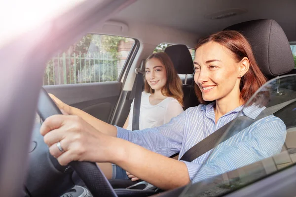 道路の旅行中に女性運転手と女の子の乗用車 — ストック写真